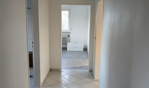 Quiet 3-room apartment on the 1st floor of a 3-family house, with a balcony, cellar, and potentially a garage.