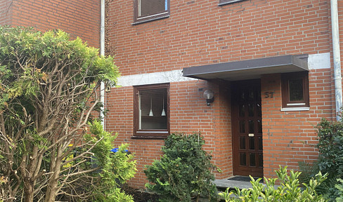 Semi-detached house in Norderstedt, with a garden and garage!