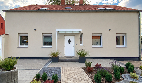 Spacious property with a three-sided courtyard – suitable for multi-generational living – live in one part and rent out the others.