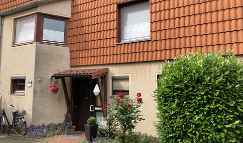 Cozy terraced house with a garden.