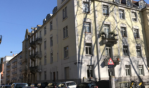 No commission: Bright, spacious 3-room apartment in a historic building with district heating, located in Mannheim (Max-Joseph-Straße).