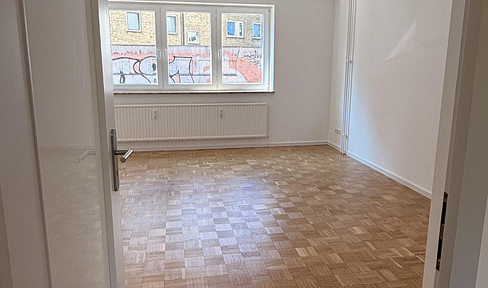 Newly renovated ground-floor apartment, without any agency fees, with a parking space near Wilhelmplatz and Schreventeich.