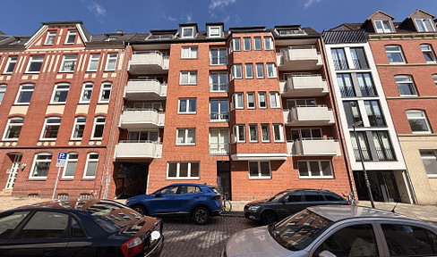 Newly renovated ground-floor apartment, without any agency fees, with a parking space near Wilhelmplatz and Schreventeich.