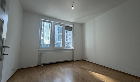 2-Zimmer Altbauwohnung im Nordend mit neuer EBK und hohen Decken direkt an der FH