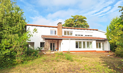 Villa in a prime location in Wo-Herrnsheim, with a large garden. A+ rating.