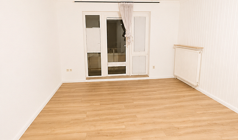 Renovated, bright 3-room apartment in a quiet location – Huchting – Suitable for shared living – Family-friendly.