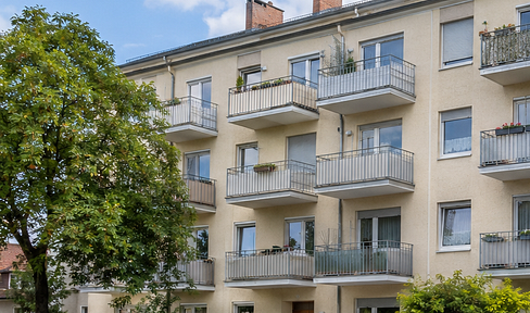 Rare investment opportunity: Well-maintained multi-family building in a desirable location in Würzburg.