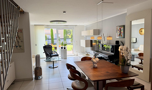Terraced house with a large garden and rooftop terrace, well-equipped and maintained.