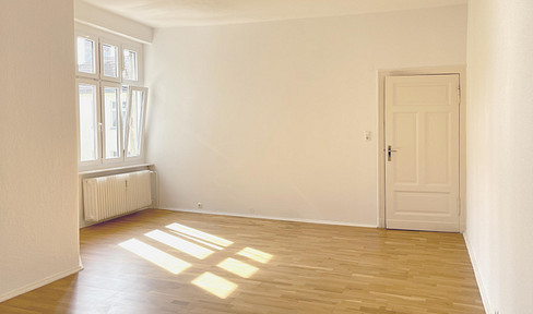 Sonnige 1-Zi-Altbauwohnung mit separater Küche – sofort bezugsfrei