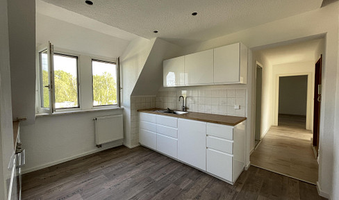 Freshly renovated 3-room apartment with a kitchen and parking space.