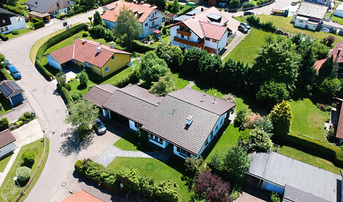 Provisionsfrei: Sonnige Premium-Liegenschaft in ruhiger Lage mit exklusiver Bestandsvilla