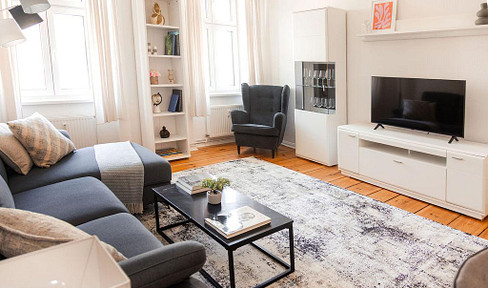 Furnished & fully equipped: bright 2-room apartment (Altbau) with wooden flooring in Berlin-Mitte