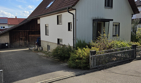 Freistehendes Einfamilienhaus mit Ökonomiegebäude