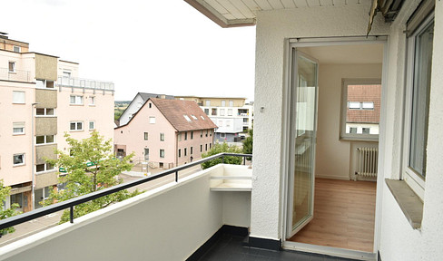 Provisionsfrei: Top renovierte 3-Zi.-Wohnung mit neuer Küche, 2 Balkonen & TG nahe Altstadt