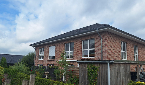 KFW-55 certified, 4-room semi-detached house with fitted kitchen in Tellingstedt (near Heide).