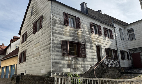 Multi-family house with potential, in a central location – 180m², 11 rooms.