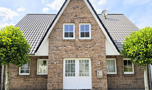 Detached single-family house with "A+" energy rating, geothermal heating, and a prime location directly adjacent to a protected landscape area.