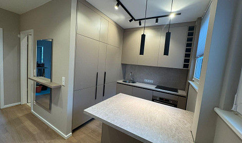 Neuwertig kernsanierte 2-Zimmer-Wohnung mit Balkon, Designer-Küche & Ankleide in Westend