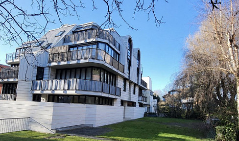 Exclusive city center apartment with a large south-facing terrace and underground parking, located between the promenade and the Aasee lake.