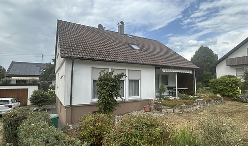 Space for the family – Charming single-family home with a terrace and a full basement.