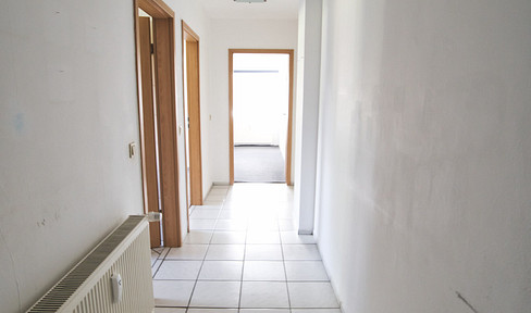 Weddelbrook: Spacious 3-room maisonette apartment with terrace, available immediately.