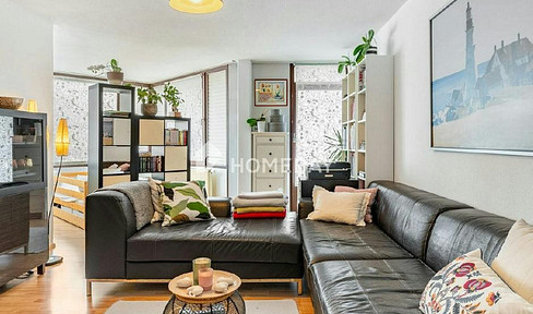 Bright 3-room apartment with a glazed west-facing balcony, fitted kitchen, and elevator – close to the S-Bahn (suburban train).