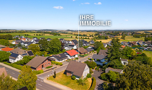 Living space on approximately 1600 square meters - Detached house with additional building potential.