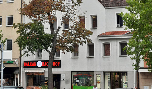 5.1%, renovated residential and commercial building. Includes a 800 m² commercial center with a 315 m² new building, two commercial units, and a backyard.