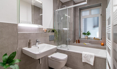 Frei & neu modernisiert - energieeffizienter Wohntraum mit Wellness-Bad & Balkon in Top-Lage
