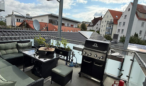 Exclusive 3-room apartment in a central location, with a large balcony, located on the 1st floor.