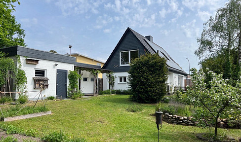 Zentrales Wohnen ohne Renovierungsstress: kompaktes EFH, großer Garten, XXL-Garage