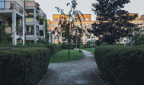 Waterfront: Bright 4-room apartment with a balcony and underground parking in Berlin-Friedrichshagen.