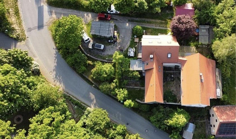 Farmhouse with a workshop and a Mediterranean-style courtyard.