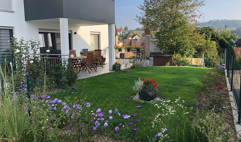 Bright, quiet, and exclusive 4-room maisonette apartment with a very large garden and luxurious amenities.