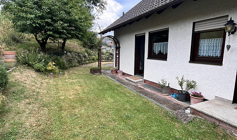 Gepflegte 4-Zimmer-Erdgeschosswohnung mit Garten und Balkon in Weinheim-Oberflockenbach