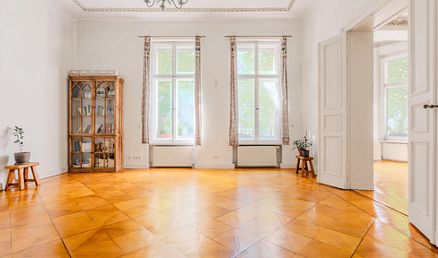 Fully renovated, 4-room apartment in the heart of Kreuzberg, available without commission! Price negotiable.