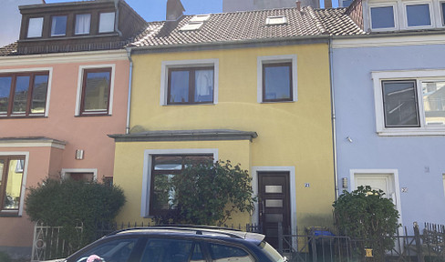 Terraced house, located on a side street in Fesenfeld, in very good condition after renovation, approximately 102.4 square meters, price approximately €4297 per square meter.