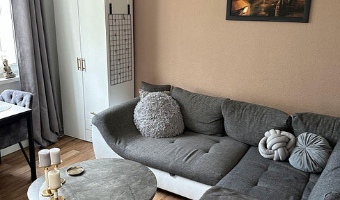 Renovated 2-room apartment with fitted kitchen in Lichtenberg.