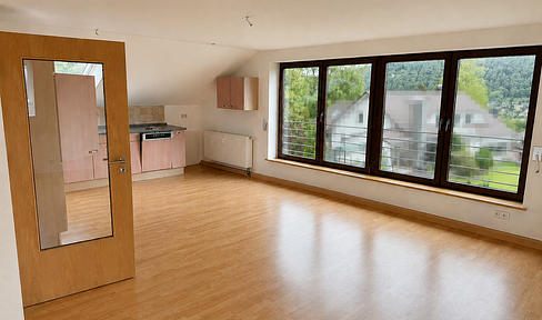 Großzügige 3-Zimmer Dachgeschoss Wohnung mit eigenem Gartenanteil in traumhafter Waldrandlage