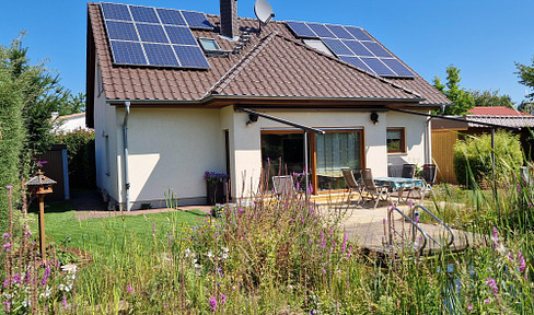 Dreamlike detached house with a large plot of land - no commission fees.