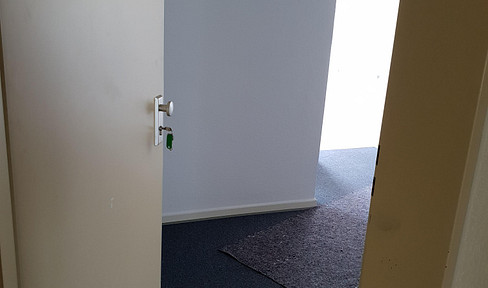 Bright and well-maintained apartment on a higher floor, with a spacious layout.