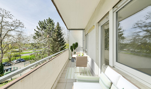 Yield: 4.3%, no real estate agent fees, available immediately: Renovated 3-room apartment with fitted kitchen, located in KA-Mühlburg.