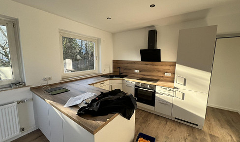 hochwertig renovierte 2,5 Zimmer-Wohnung mit neuer Einbauküche und Badezimmer in ruhiger Wohnlage