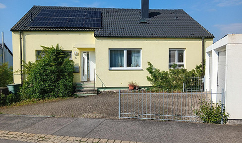 Detached house with a separate apartment, solar panel system, and a large garden - available without commission fees.
