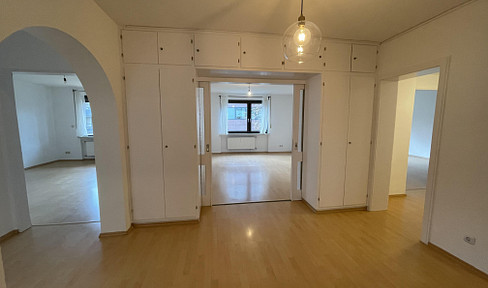Lichtdurchflutete 4-Zimmer-Wohnung mit Skyline-Blick im Herzen Frankfurts