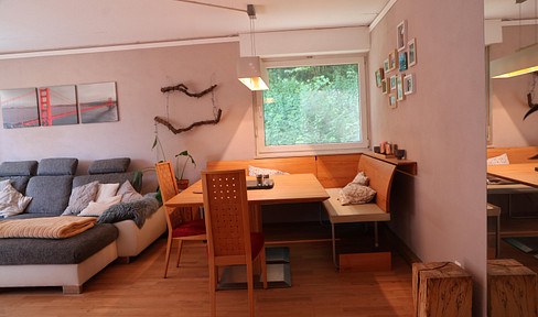 High-quality, modernised 3.5-room apartment with oak parquet flooring, a balcony, and a garage.