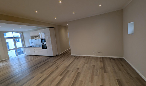 Top 5-room apartment with kitchen, balcony, and underfloor heating, located in the best area of Wiesbaden city center. (Eligible for KfW funding).