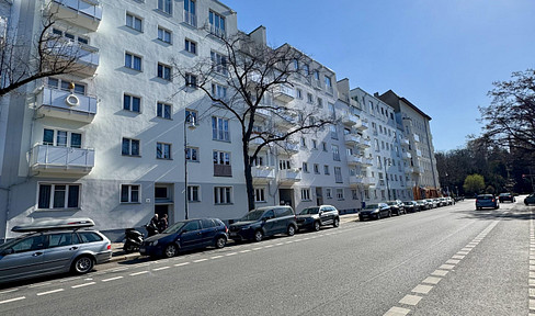 Private, unfurnished 1-bedroom apartment for rent in Kreuzberg, near Bergmannstraße and Viktoriapark.