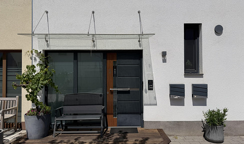 Family-friendly apartment with the character of a house, spread over two floors, and featuring a private garden.