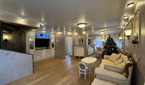 Terraced house-style 5-room apartment with its own entrance.